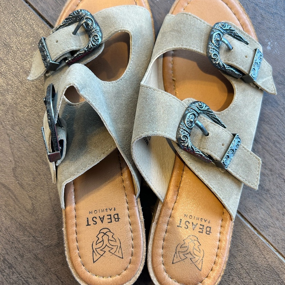 BEAST Fashion Beige Buckle Sandals